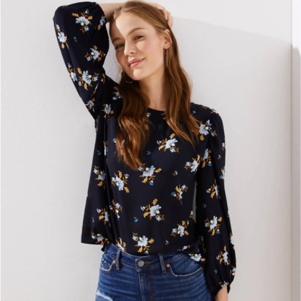 LOFT Vine Puff Sleeve Blouse in Navy/Floral Print Size M